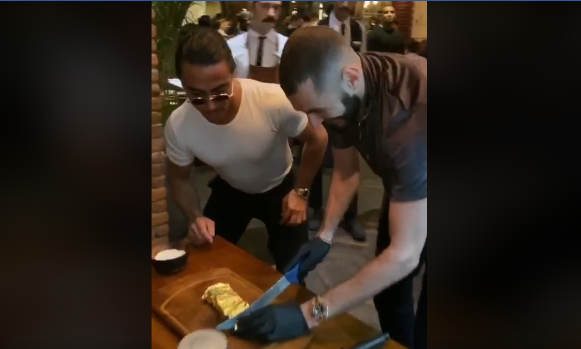 شاهدي كريم بنزيما يتناول لحماً مطلي بالذهب في دبي !
